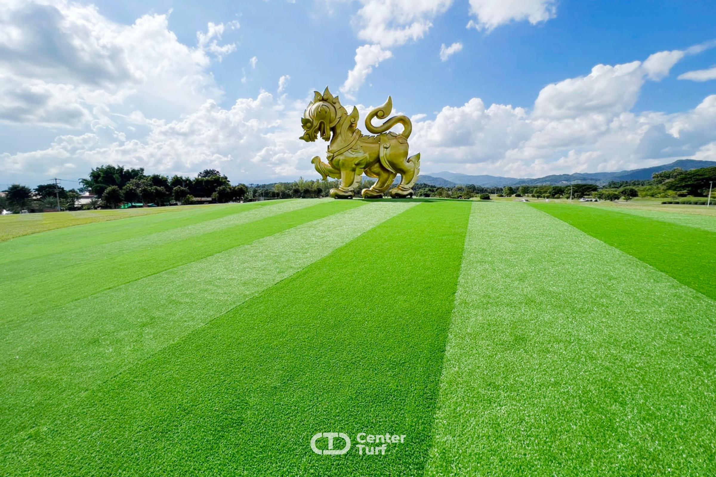 สร้างแลนด์มาร์คด้วยสนามหญ้าเทียมช่วยดึงดูดในทุกสายตา สวยได้ทุกองศาและยังใช้งานได้ดีแม้อยู่กลางแจ้ง
