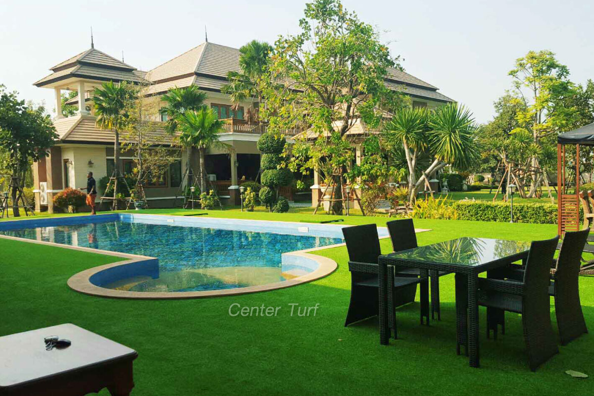 ติดตั้งหญ้าเทียมรอบสระว่ายน้ำบ้านลูกค้า จ.นครปฐม