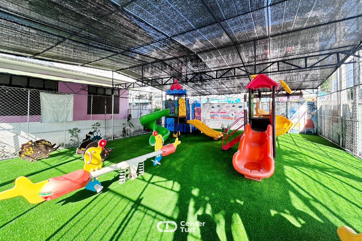 งานสนามเด็กเล่นหญ้าเทียม งานติดตั้งสนามเด็กเล่นหญ้าเทียมพร้อมงานตาข่าย