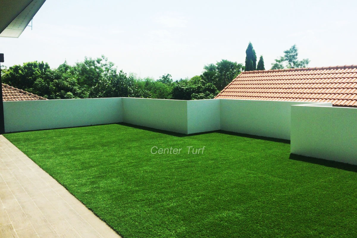 จัดสวนหญ้าเทียมระเบียงบ้านลูกค้า