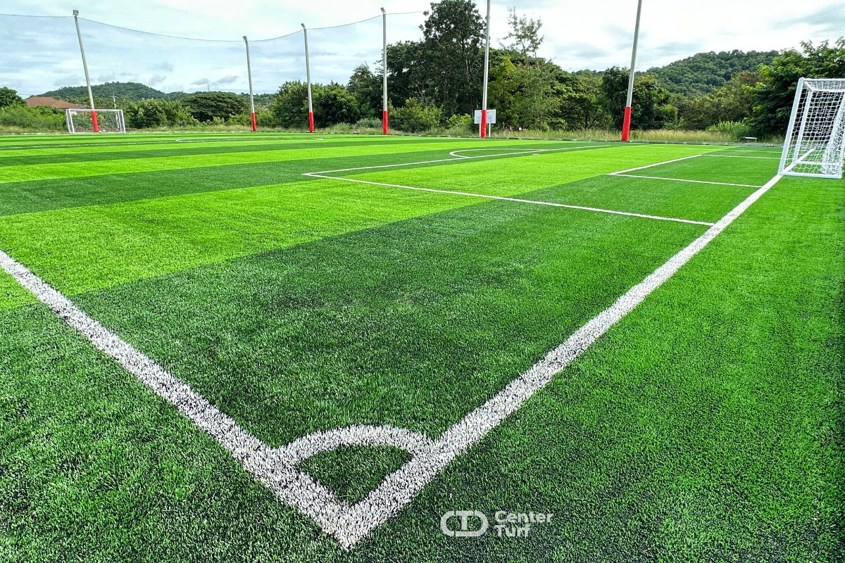 สนามฟุตบอลหญ้าเทียมที่มีมาตรฐานรองรับแรงกระแทกด้วยใบหญ้าเทียมคุณภาพสูง