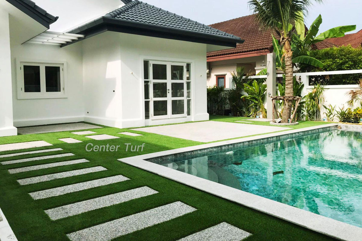 ติดตั้งหญ้าเทียมรอบสระว่ายน้ำ