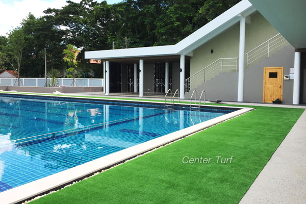 ติดตั้งหญ้าเทียมรอบสระว่ายน้ำ โครงการ กาญจน์กนก