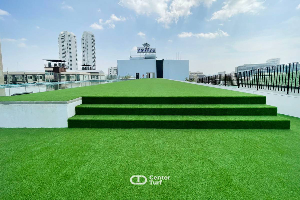 งานติดตั้งหญ้าเทียมบนดาดฟ้าคอนโดที่ต้องมาคู่กับความทนทานและอายุการใช้งานที่ยาวนาน