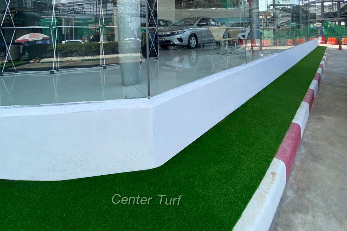 จัดสวนโดยรอบด้วยหญ้าเทียม เพิ่มเติมพื้นที่สีเขียวแทนหญ้าจริง  เพื่อความสะดวก แถมยังช่วยประหยัดเวลาในเรื่องของการดูเเลรักษา