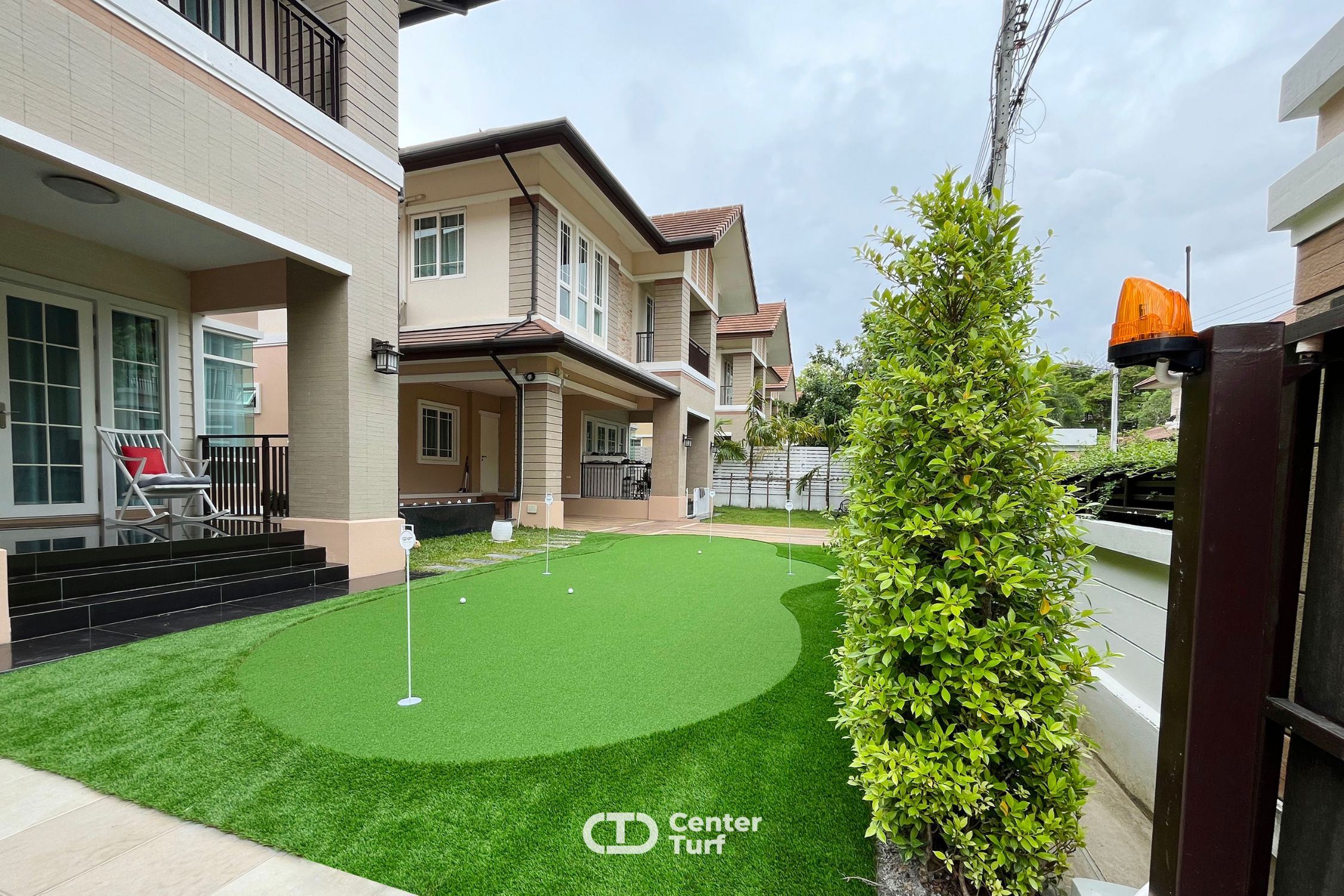 พัตติ้งกรีนหญ้าเทียมตอบโจทย์ได้ดีในทุกฟังก์ชั่น  และยังสามารถสร้างไลน์กรีนได้หลากหลายเพื่อการฝึกซ้อม,เพิ่มทักษะให้รวมอยู่ในสนามเดียว 