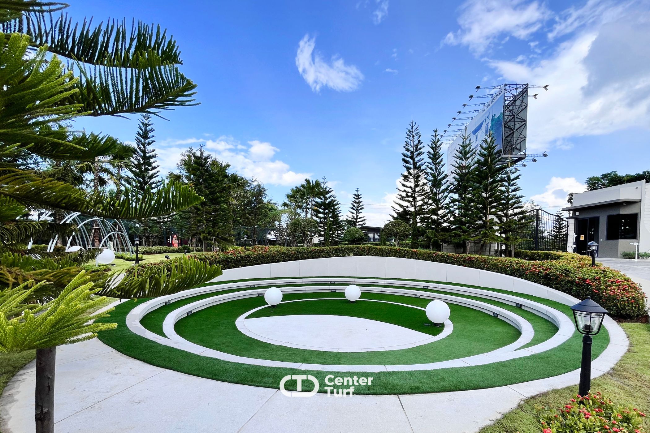 หลายโครงการเลือกใช้หญ้าเทียมรุ่นนี้ BC30 ความสูง 3 ซม. นุ่มและหนาแน่นเป็นพิเศษทนทานต่อการใช้งานแม้จะต้องเจอแดดและฝนก็ยังคงความสวยอยู่เสมอ