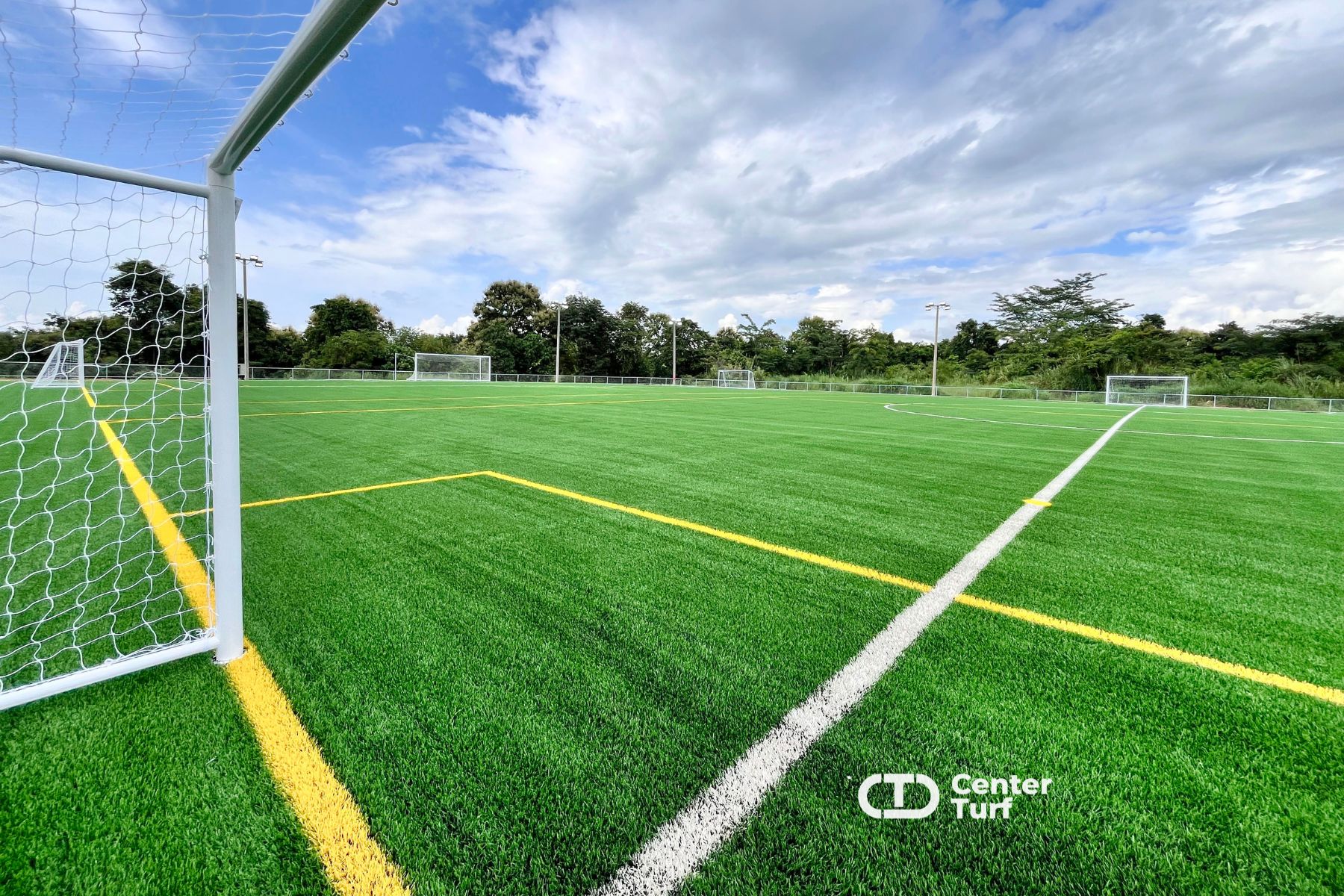 สนามฟุตบอลหญ้าเทียมที่ติดตั้งพร้อมมาตรฐานระดับมืออาชีพ เราใส่ใจทุกรายละเอียด  เพื่อให้ลูกค้าได้รับสนามที่พร้อมใช้งานอย่างเต็มที่ และสร้างประสบการณ์การเล่นที่ดีที่สุดในทุกแมตช์ 