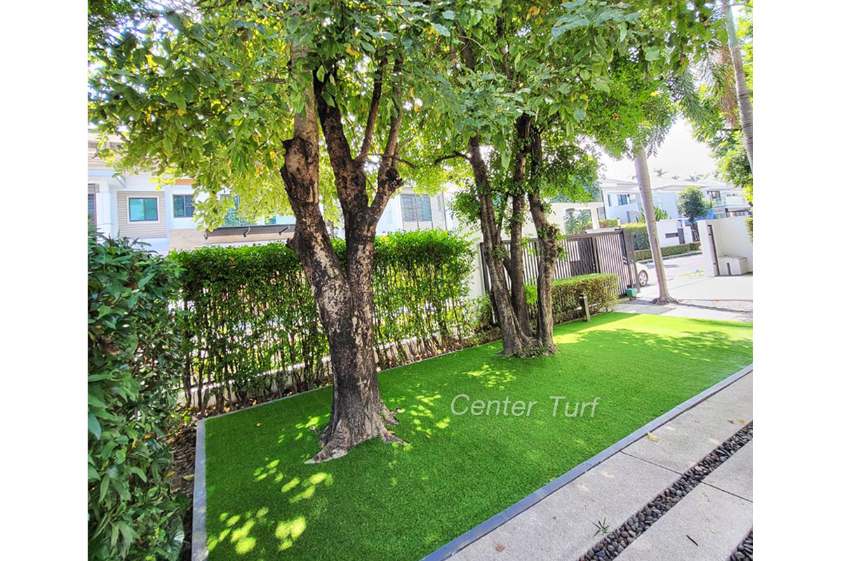 จัดสวนภายในบ้านโดยใช้หญ้าเทียมถือว่าเป็นอีกหนึ่งทางเลือกที่ดีเลยทีเดียวเพราะยังคงให้ความรู้สึกเสมือนหญ้าจริงอยู่เสมอ