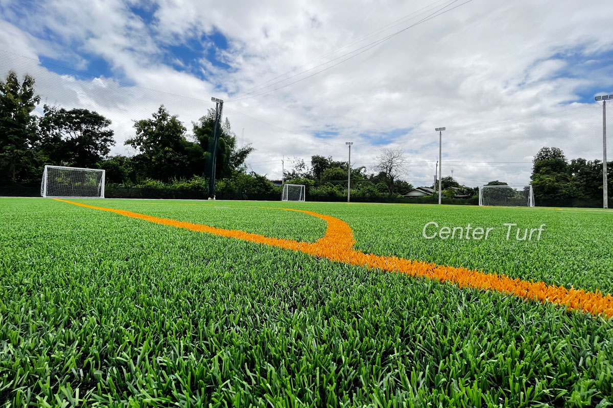 ออกกำลังกายบนสนามฟุตบอลหญ้าเทียมมาตรฐาน ได้ทั้งสุขภาพดีพร้อมความปลอดภัย เซ็นเตอร์เทิร์ฟหญ้าเทียมให้ความสำคัญในทุกขั้นตอน