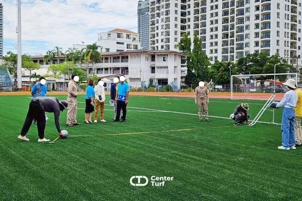 Center Turf เชี่ยวชาญด้านสนามฟุตบอลหญ้าเทียมมาตรฐาน พร้อมพื้นลู่วิ่งคุณภาพสูง ดูแลตั้งแต่งานออกแบบ งานวางระบบ ควบคุมทุกขั้นตอนโดยทีมงานผู้เชี่ยวชาญ