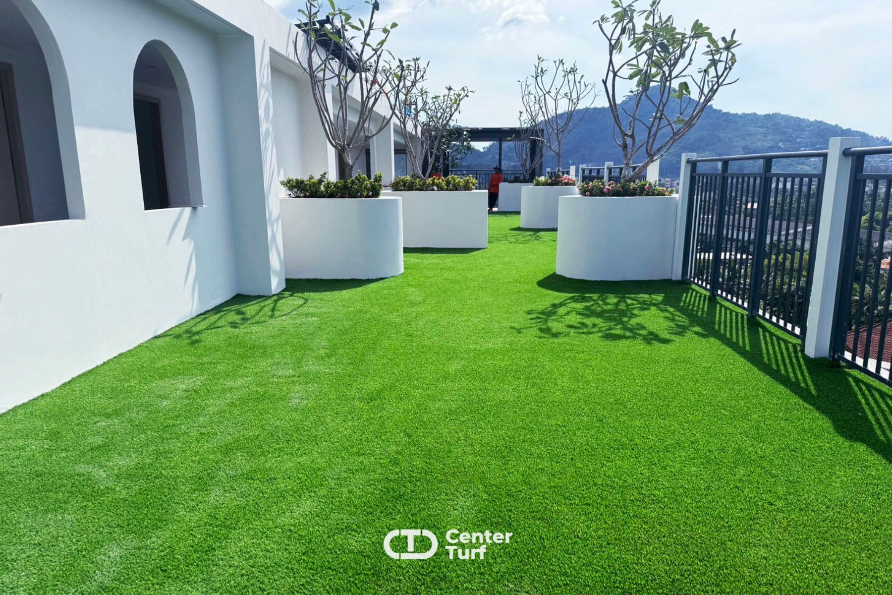 หญ้าเทียมสามารถช่วยลดแสงสะท้อนเข้าตัวอาคารเหมาะแกการพักผ่อนที่เงียบสงบ