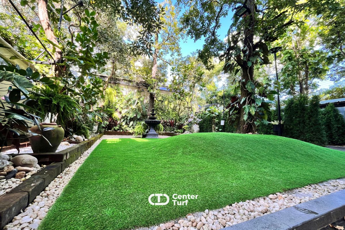 จัดสวนด้วยหญ้าเทียมให้เด็กๆ ได้วิ่งเล่นอย่างอิสระ พัฒนาการดี พร้อมรอยยิ้มทุกวัน