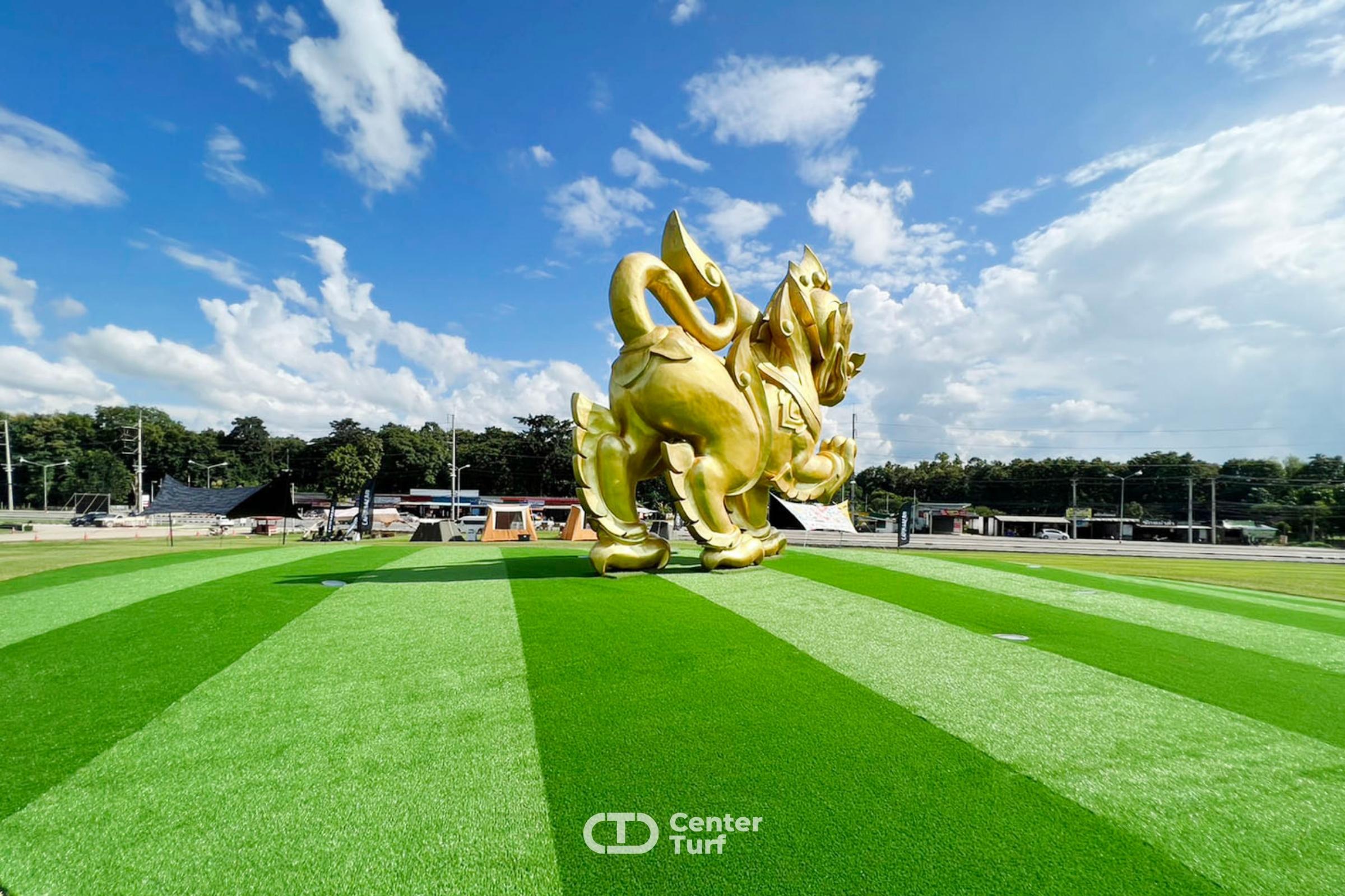 สร้างแลนด์มาร์คด้วยสนามหญ้าเทียมช่วยดึงดูดในทุกสายตาสวยได้ทุกองศาและยังใช้งานได้ดีแม้อยู่กลางแจ้ง