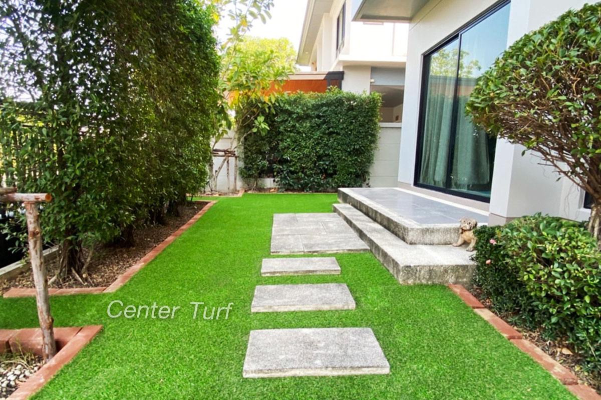 จัดสวนหญ้าเทียมบนพื้นดินโดยรอบบริเวณบ้าน @รามอินทรา65