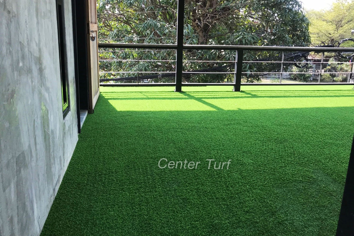 หญ้าเทียมตกแต่งระเบียงร้านกาแฟ จ.ลำปาง