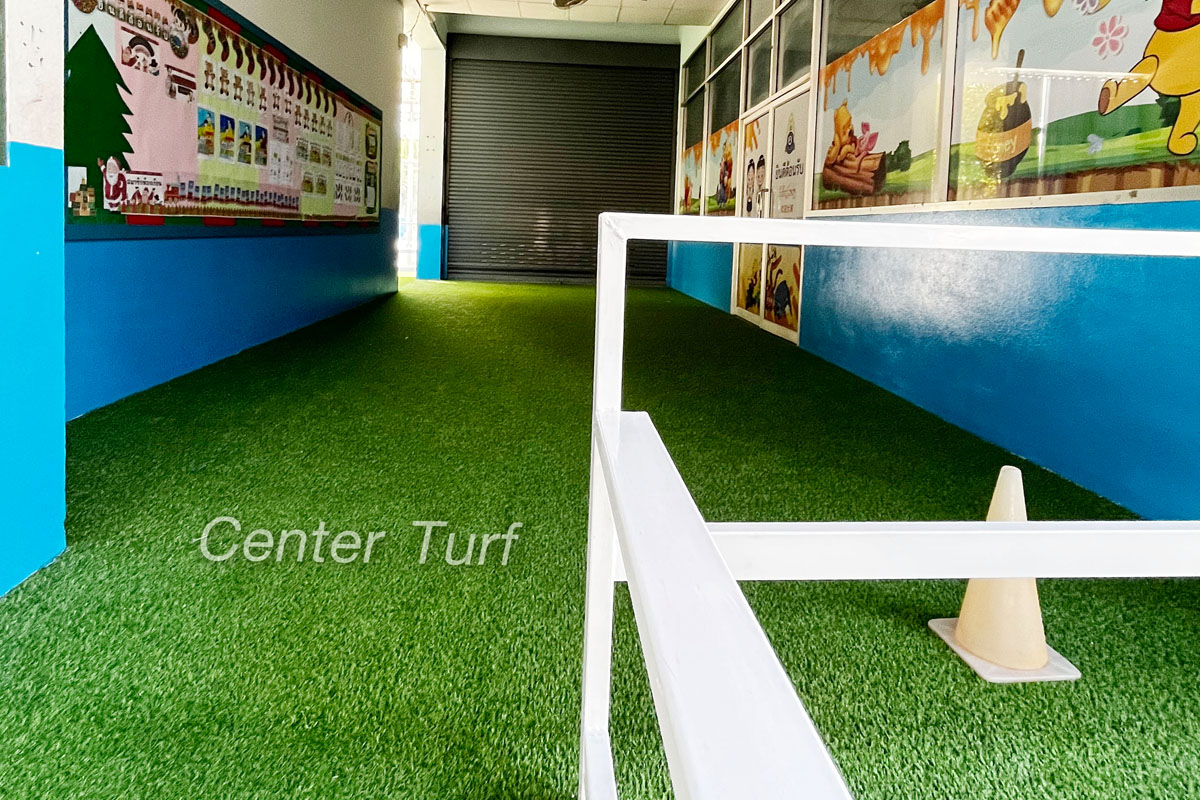 หญ้าเทียมสีเขียวเพิ่มสีสันให้กับตัวอาคาร