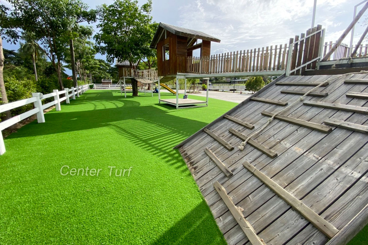 ตกแต่งลานสนามเด็กเล่นด้วยหญ้าเทียมเต็มพื้นที่ ช่วยเพิ่มสีสันให้ดูน่าใช้งานมากยิ่งขึ้น และยังสวยแบบนี้ได้ตลอดทั้งปี เพราะมีหญ้าเทียมเซ็นเตอร์ เทิร์ฟ