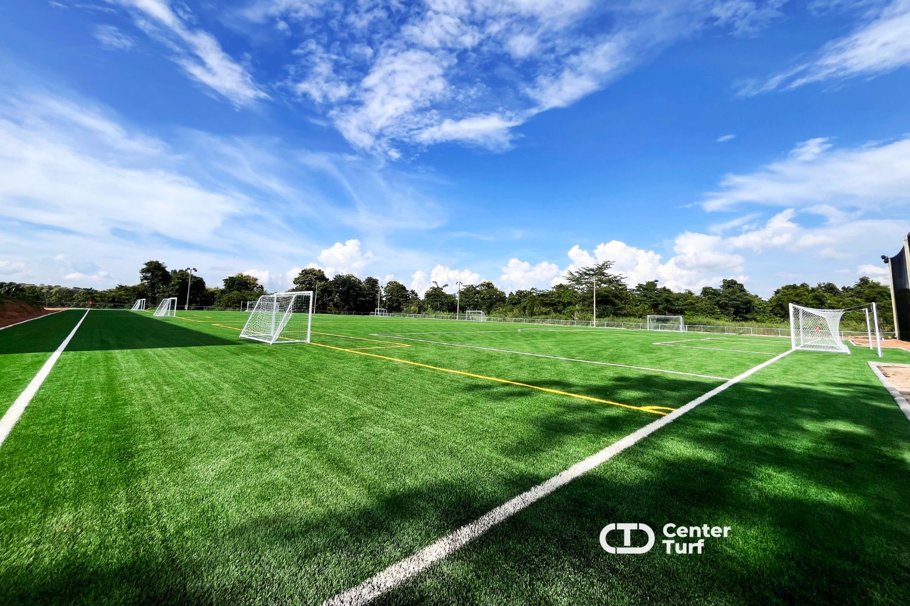 สนามฟุตบอลหญ้าเทียมที่ติดตั้งพร้อมมาตรฐานระดับมืออาชีพ เราใส่ใจทุกรายละเอียด  เพื่อให้ลูกค้าได้รับสนามที่พร้อมใช้งานอย่างเต็มที่ และสร้างประสบการณ์การเล่นที่ดีที่สุดในทุกแมตช์ 