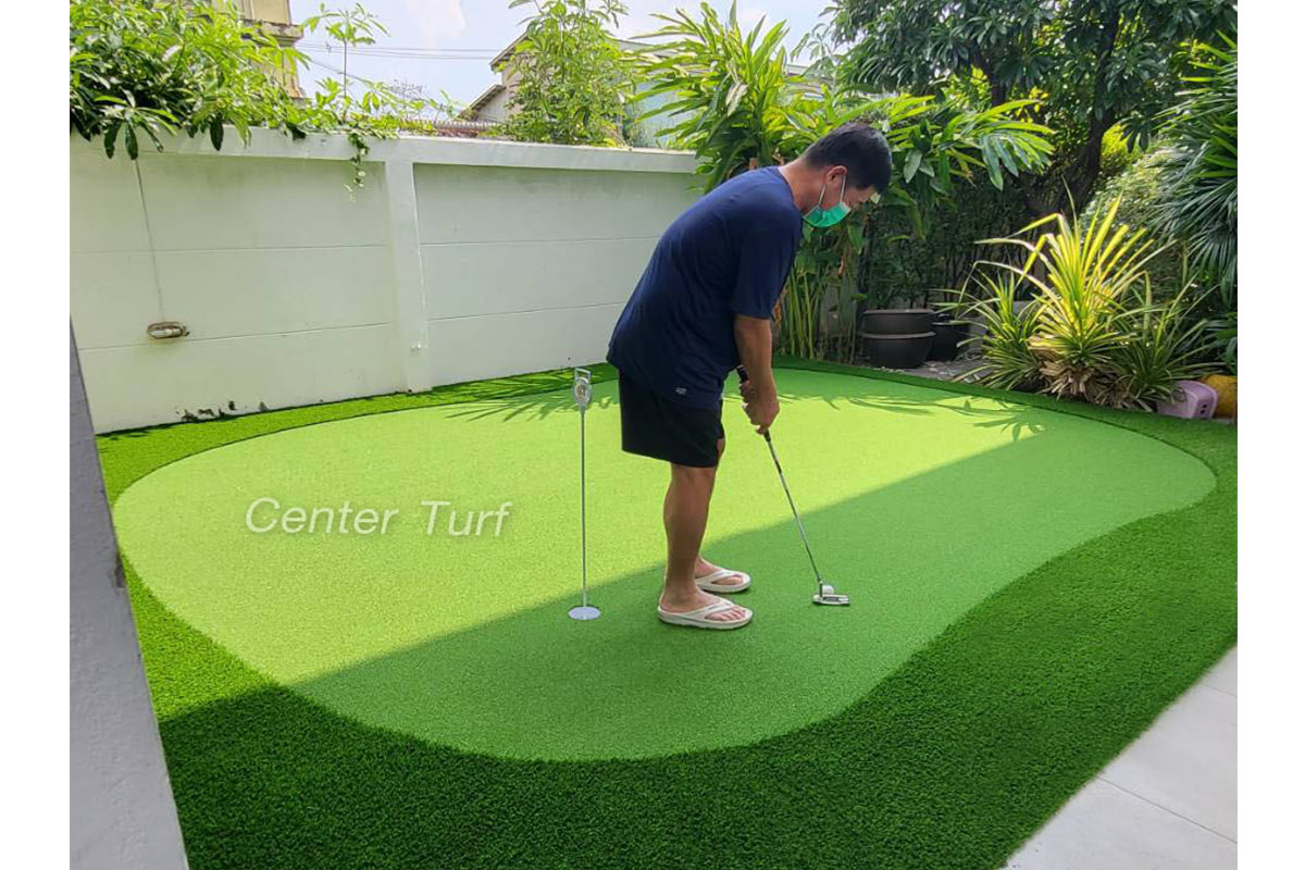 ให้เซ็นเตอร์ เทิร์ฟ ช่วยเปลี่ยนมุมเก่าหลังบ้านเป็นสนามซ้อมพัตต์เพียงเเค่ขยับก็เท่ากับออกกำลังกายแถมยังเพิ่มมุมสุดโปรดกับสมาชิกในบ้านได้อีกด้วย