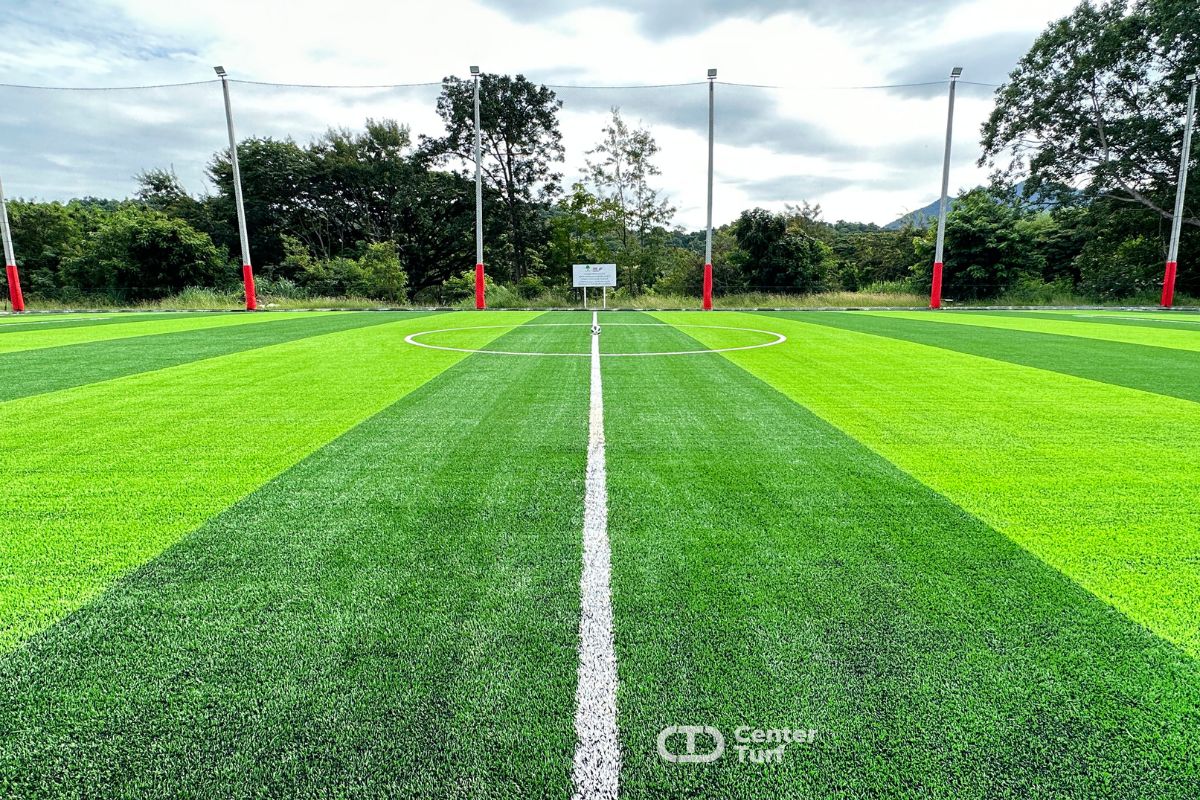 สนามฟุตบอลหญ้าเทียมที่มีมาตรฐานรองรับแรงกระแทกด้วยใบหญ้าเทียมคุณภาพสูง