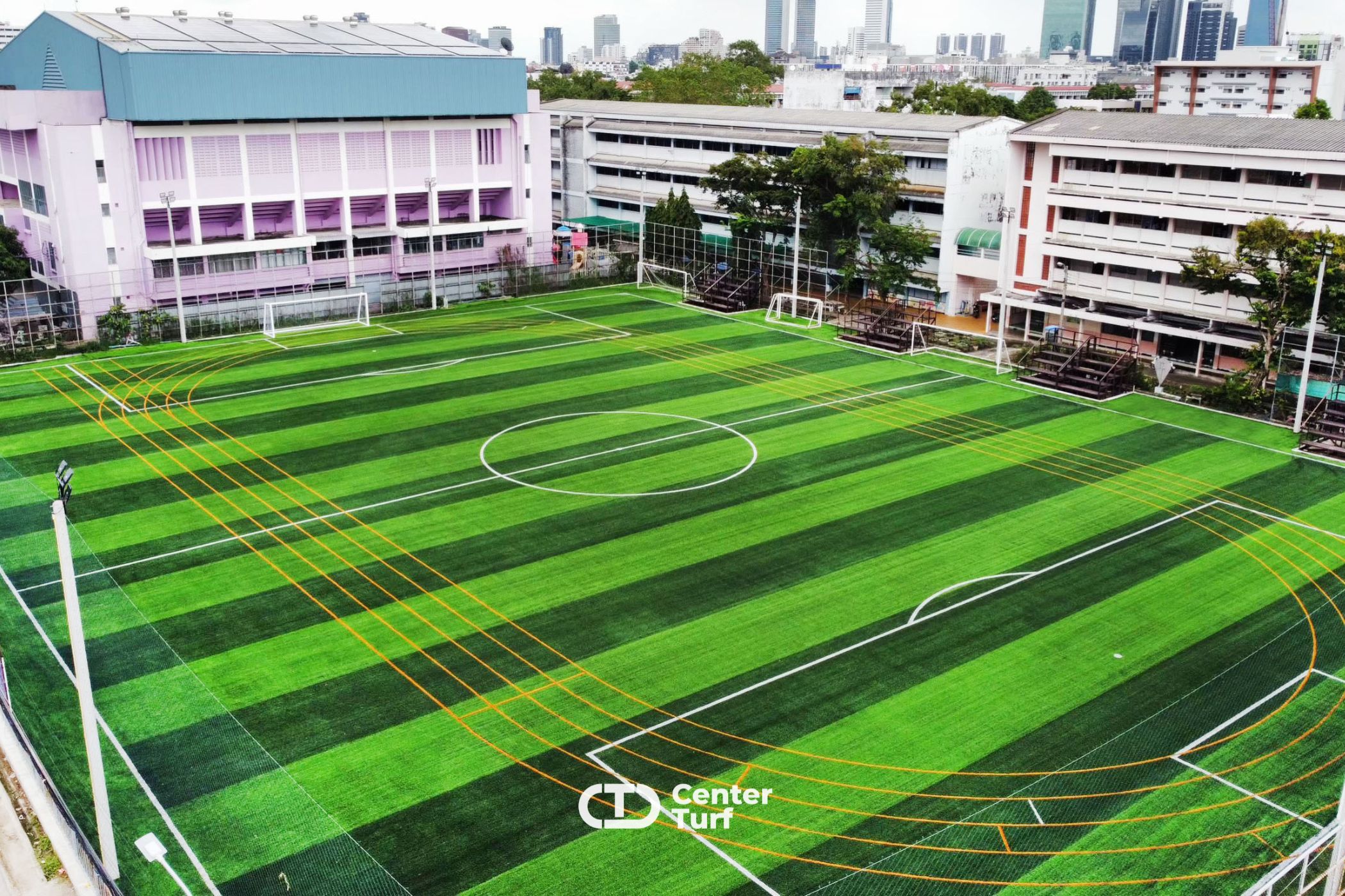 ส่งมอบสนามคุณภาพให้กับทางโรงเรียน เพื่อรองรับการใช้งานได้อย่างเต็มประสิทธิภาพ  หมดปัญหาเรื่อง น้ำขัง หรือ เม็ดยางลอย หลังฝนตกหนัก  เพราะเราใส่ใจระบบระบายน้ำของสนาม ซึ่งเป็นส่วนสำคัญในการใช้งานจริง