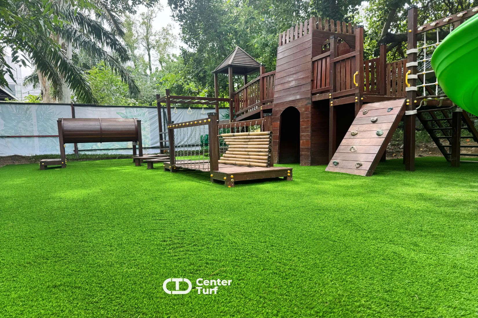 รองรับแรงกระแทกได้เป็นอย่างดี ล้มแล้วลุกเล่นต่อได้ทันที หมดกังวลเรื่องการบาดเจ็บ