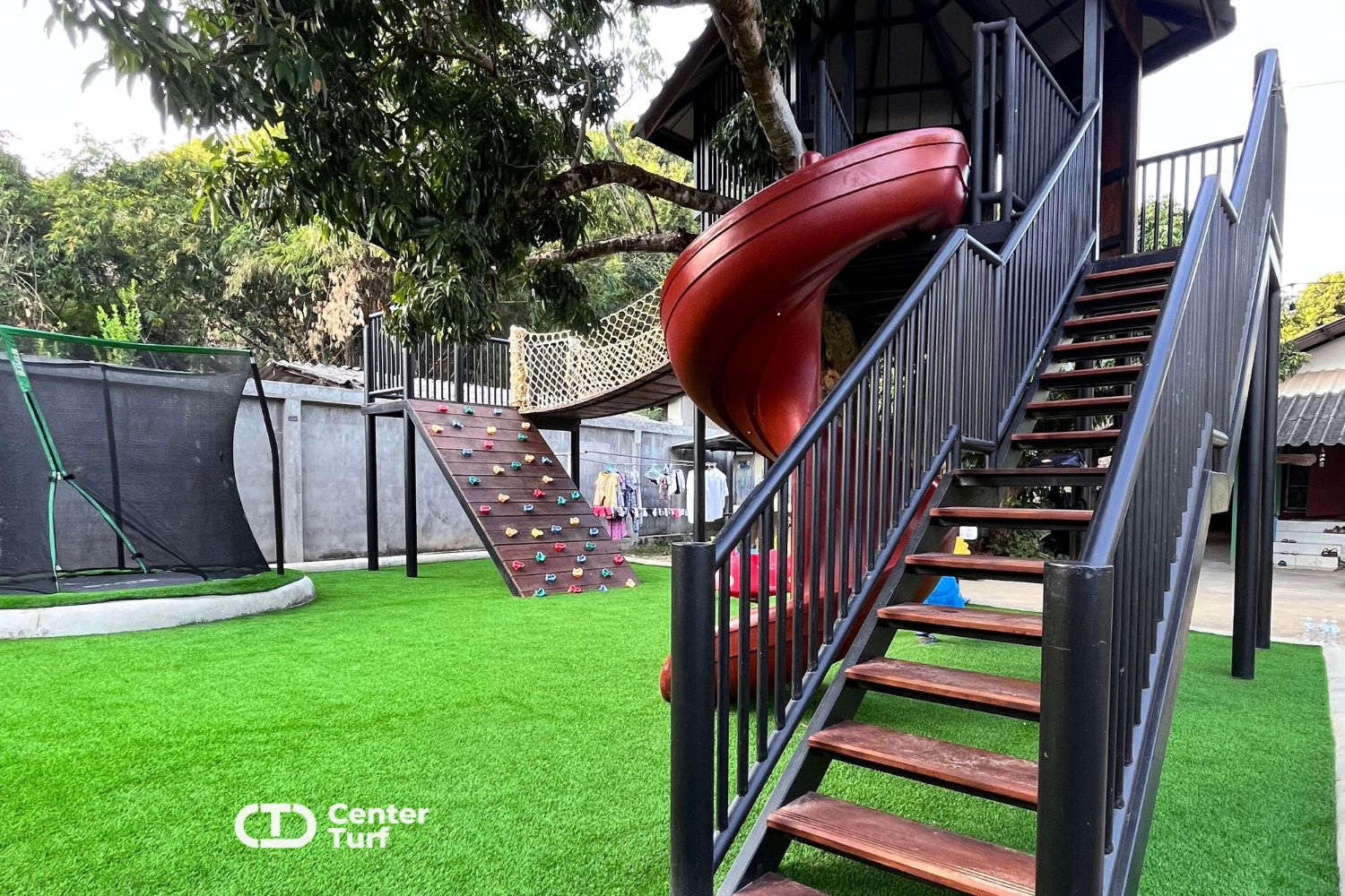 หญ้าเทียม CENTER TURF พร้อมซัพพอร์ตทุกแรงกระแทก ล้มกี่ครั้งก็ยังลุกขึ้นมาเล่นต่อได้อย่างปลอดภัย 