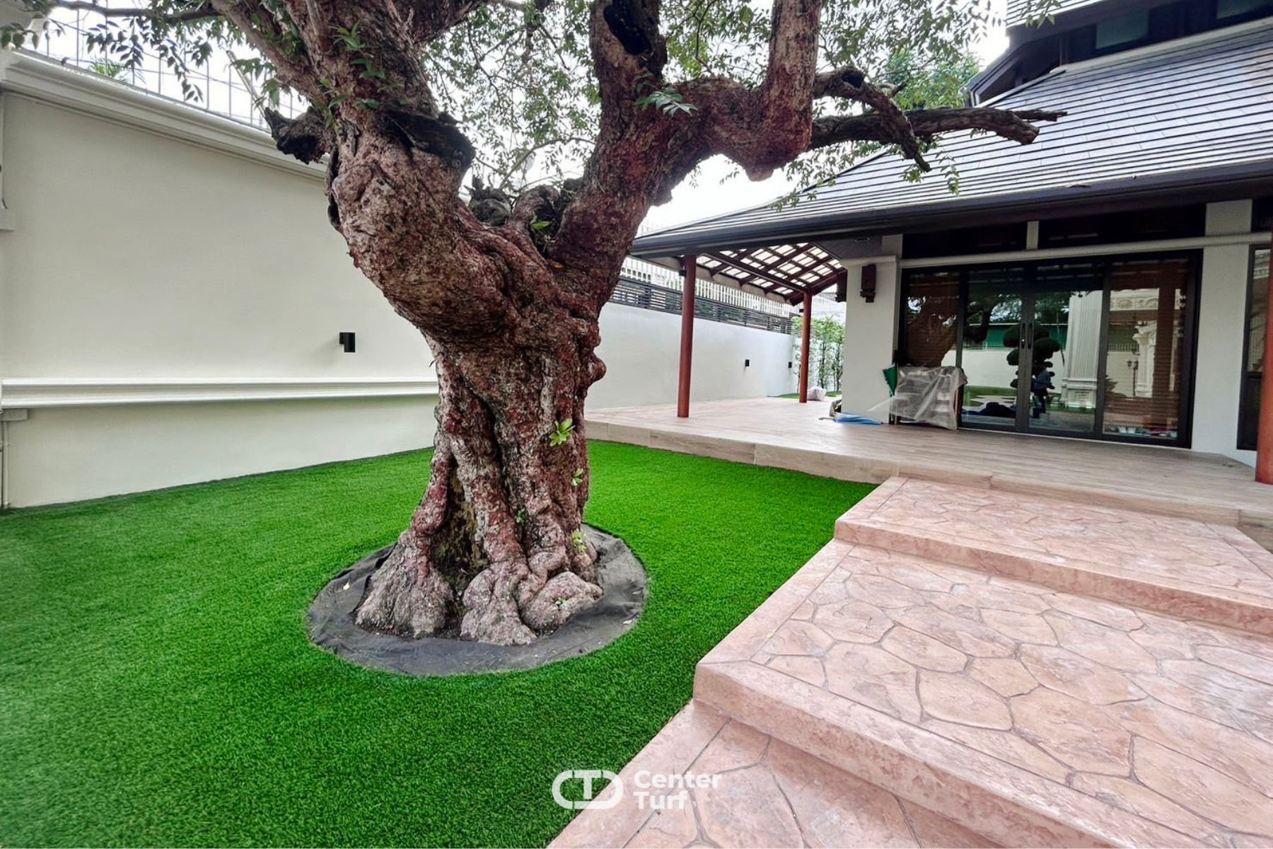 ประหยัดเวลาในการดูแลรักษา ด้วยหญ้าเทียม รุ่น JUNE 30สีเขียวสดเข้ากันได้ดีกับต้นไม้โดยรอบ ช่วยเพิ่มความสดชื่นให้กับบ้านคุณ