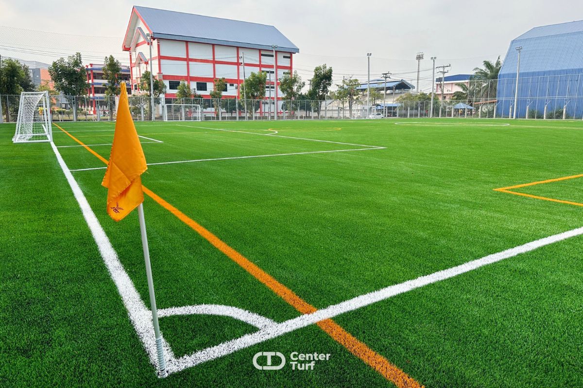 ส่งมอบสนามฟุตบอลหญ้าเทียมพร้อมงานก่อสร้างไปเป็นที่เรียบร้อยCENTER TURF รับสร้างสนามฟุตบอลหญ้าเทียมคุณภาพตรงตามมาตรฐานการใช้งานระดับ FIFA