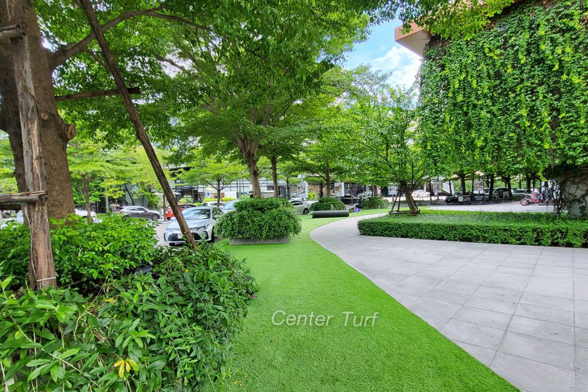 สร้างพื้นที่สีเขียวด้วยหญ้าเทียม Center Turf มองไปทางไหนก็ดูสบายตา  สวยกลมกลืนกับต้นไม้จริงได้เป็นอย่างดี