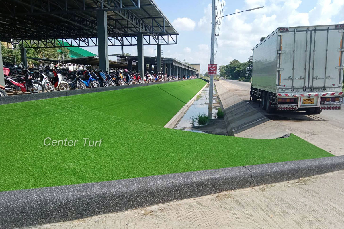 เลือกใช้หญ้าเทียมในการตกแต่งแทนการจัดสวนหญ้าจริง  ประหยัดทั้งงบและเวลาในการดูแลรักษา