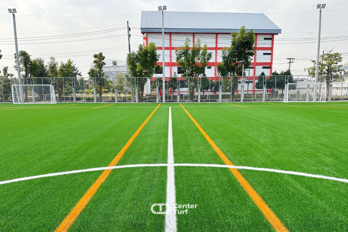 ส่งมอบสนามฟุตบอลหญ้าเทียมพร้อมงานก่อสร้างไปเป็นที่เรียบร้อยCENTER TURF รับสร้างสนามฟุตบอลหญ้าเทียมคุณภาพตรงตามมาตรฐานการใช้งานระดับ FIFA