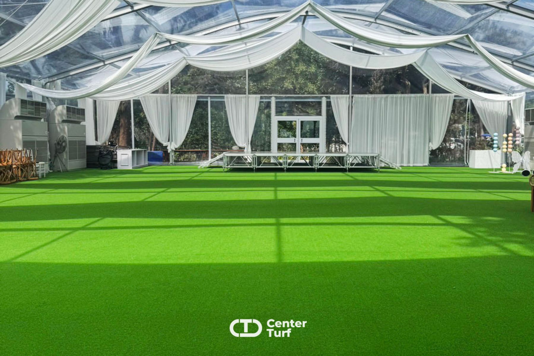 หญ้าเทียม Center Turf เข้ากันได้ดีกับทุกบรรยากาศ ไม่ว่าจะจัดงานอีเว้นท์หรืองานแต่ง ก็ยังช่วยเพิ่มเติมสีสันให้สวยงามมากยิ่งขึ้น