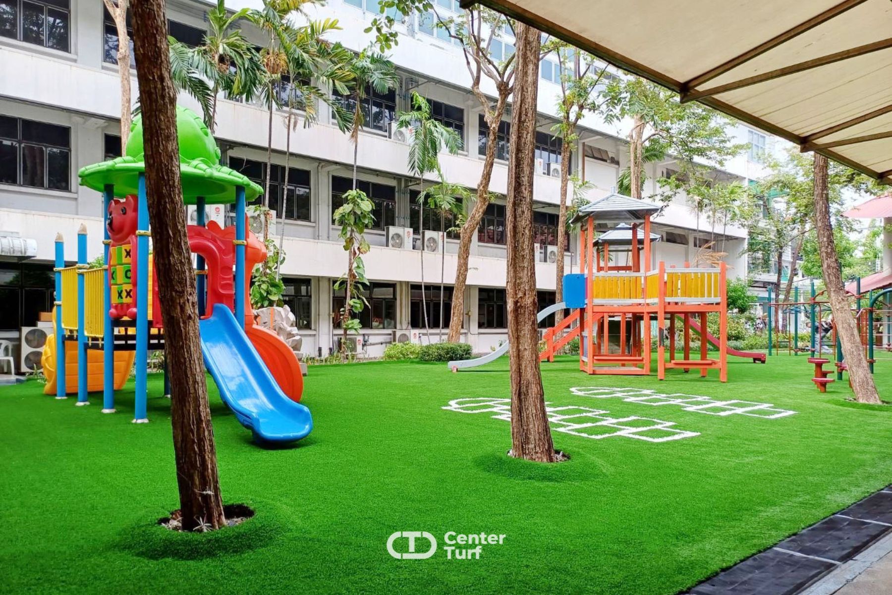 สนามเด็กเล่นหญ้าเทียมช่วยให้เด็กๆทำกิจกรรมได้อย่างอิสระและสนุกสนานได้เต็มที่