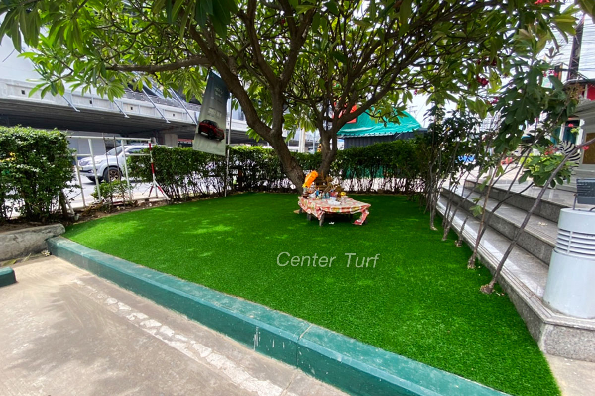จัดสวนโดยรอบด้วยหญ้าเทียม เพิ่มเติมพื้นที่สีเขียวแทนหญ้าจริง  เพื่อความสะดวก แถมยังช่วยประหยัดเวลาในเรื่องของการดูเเลรักษา