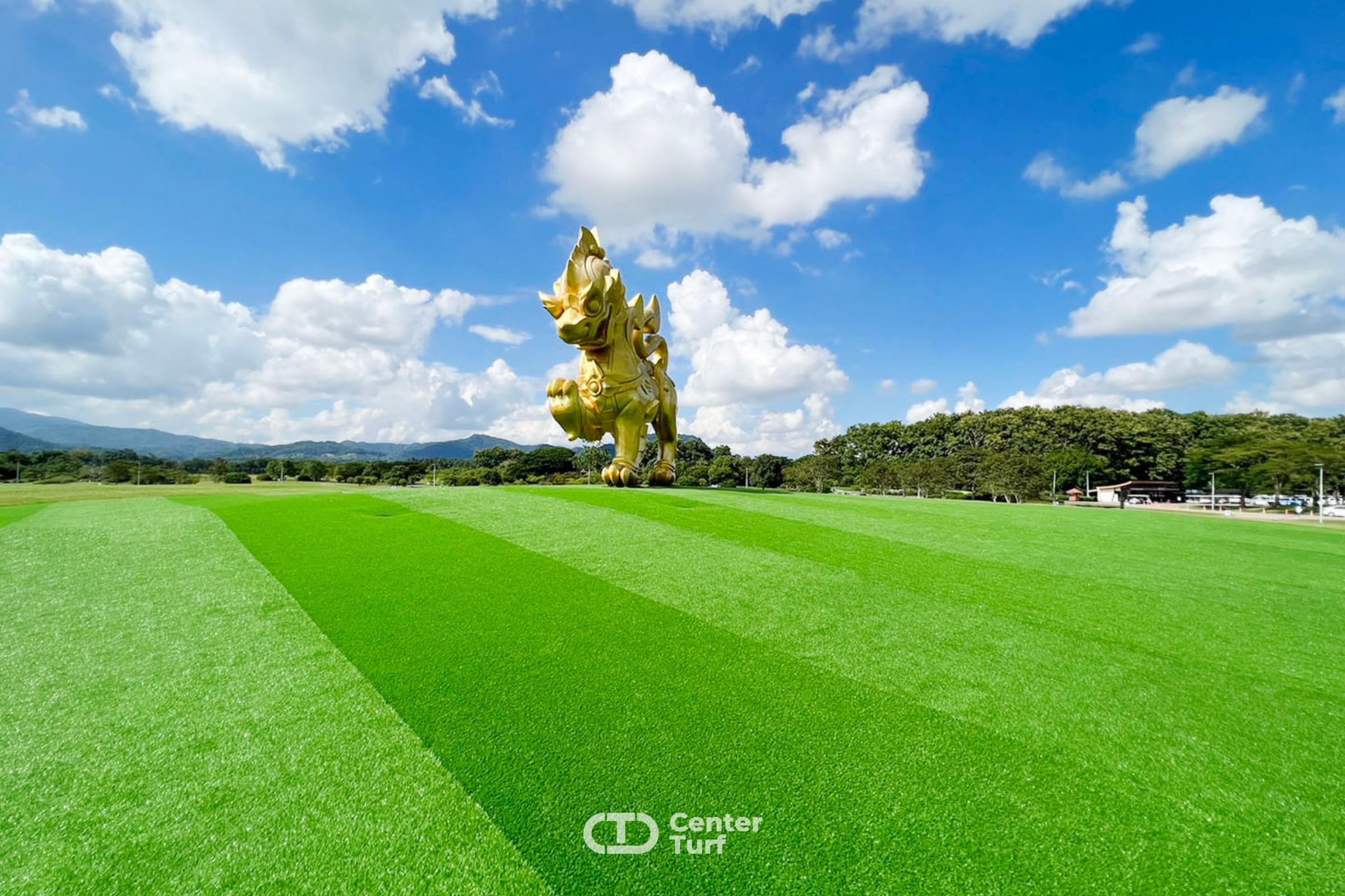 สร้างแลนด์มาร์คด้วยสนามหญ้าเทียมช่วยดึงดูดในทุกสายตา สวยได้ทุกองศาและยังใช้งานได้ดีแม้อยู่กลางแจ้ง