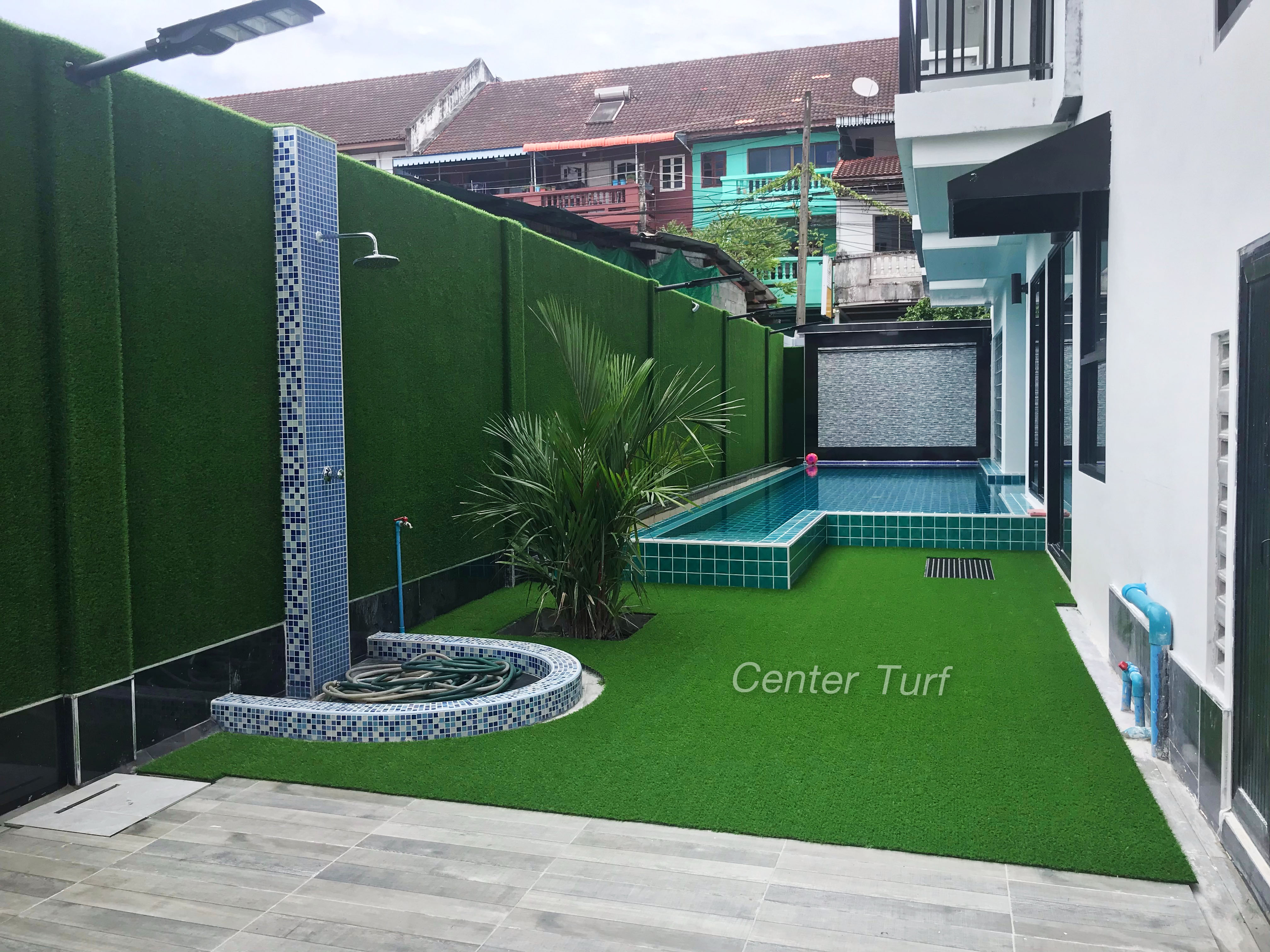 ติดตั้งหญ้าเทียมบนผนังและโดยรอบบริเวณสระว่ายน้ำ