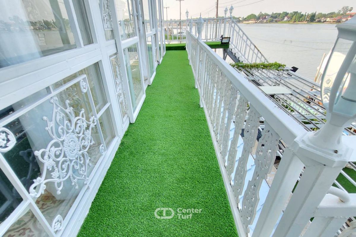 งานติดตั้งหญ้าเทียมริมแม่น้ำ วิวส่วนตัวที่สร้างขึ้นเองได้