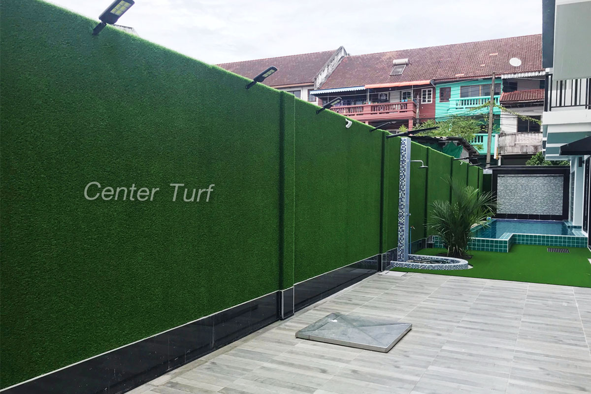 ติดตั้งหญ้าเทียมบนผนังและโดยรอบบริเวณสระว่ายน้ำ