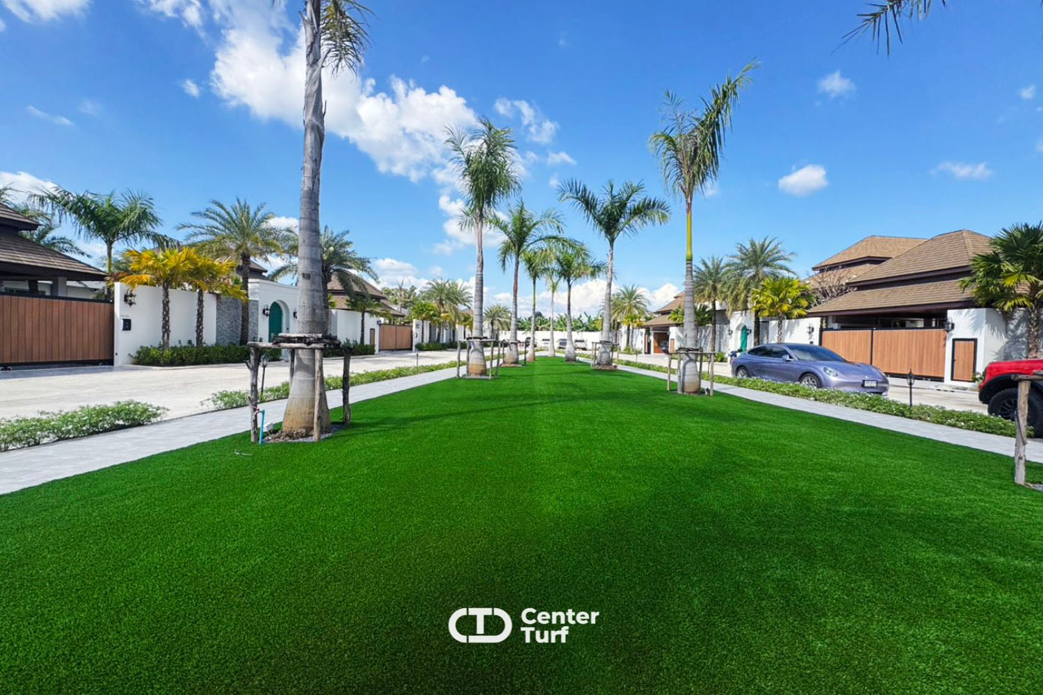 แต่เป็นสวนสีเขียวที่สร้างความรู้สึกอบอุ่น  เป็นกันเอง ทำให้ลูกบ้านรู้สึกราวกับได้เป็นเจ้าของสวนส่วนตัวอีกด้วย