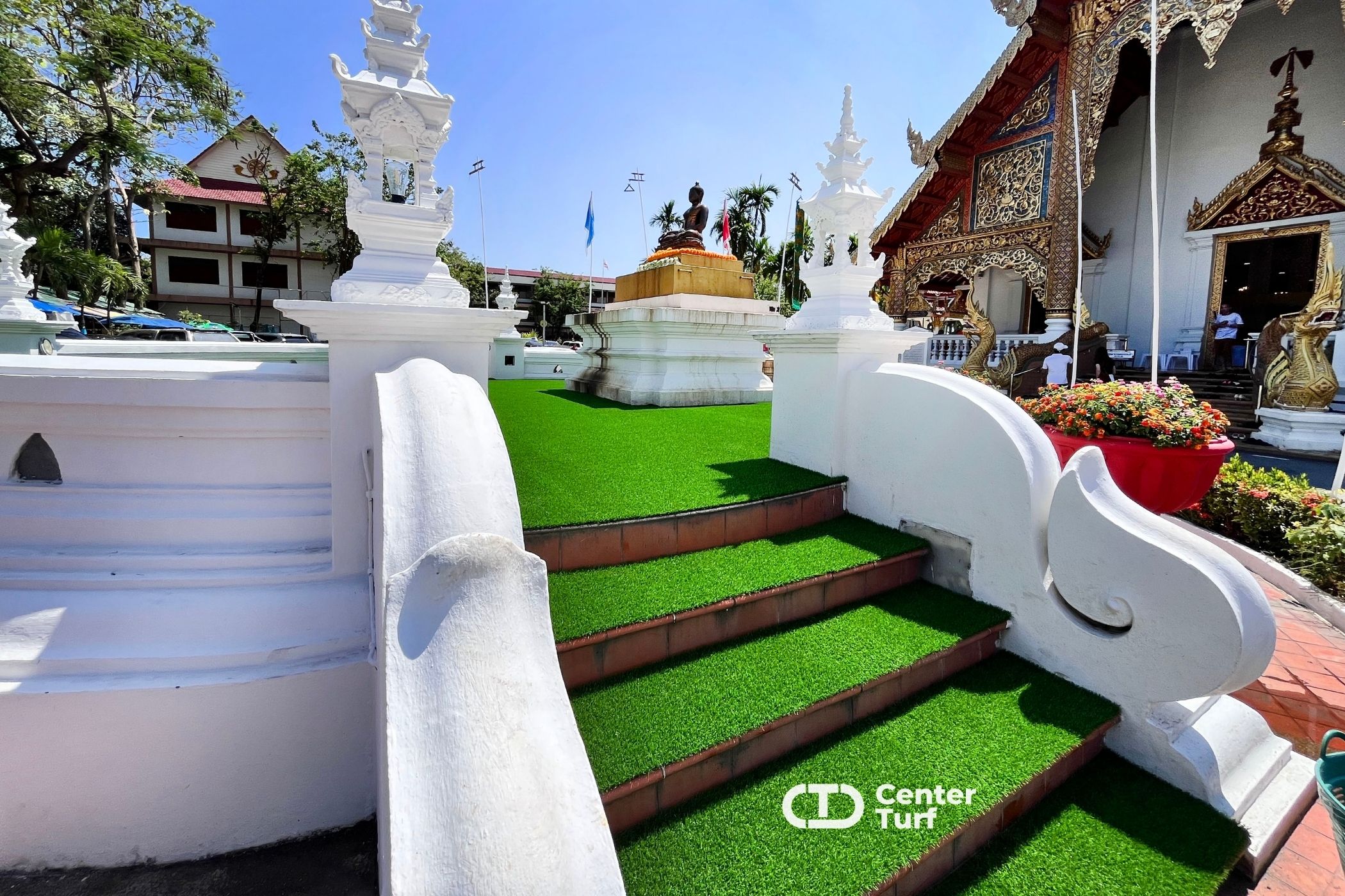 บริเวณลานทรงน้ำพระด้านหน้าพระวิหารหลวง ณ วัดพระสิงห์วรมหาวิหาร