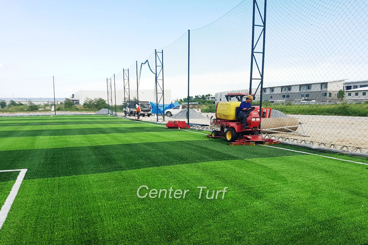 การเลือกใช้เครื่องจักร ต้องเป็นเครื่องจักรสำหรับติดตั้งหญ้าเทียมที่ได้มาตรฐานสูงสุดและทันสมัยที่สุดเท่านั้น