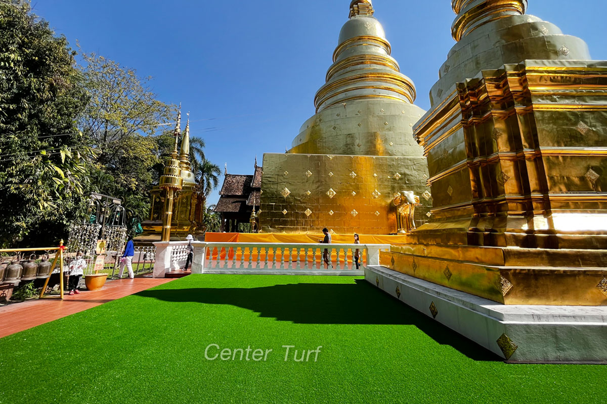 ติดตั้งหญ้าเทียมแทนพื้นไม้เดิมช่วยทำให้นุ่มเท้าเวลาเดินเพิ่มเติมความสวยได้ทุกองศา