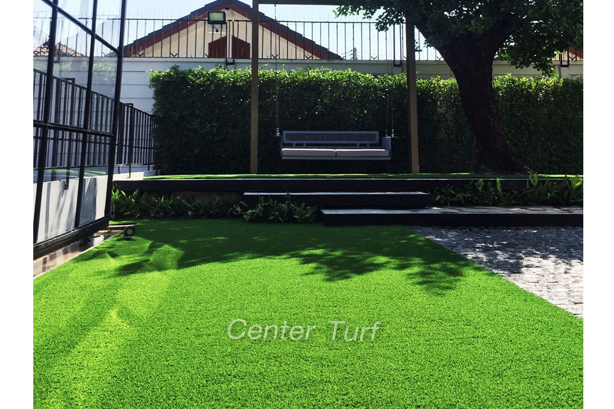 เพราะหญ้าเทียมเซ็นเตอร์ เทิร์ฟ มีการเคลือบสารป้องกัน UV จากโรงงานผู้ผลิต