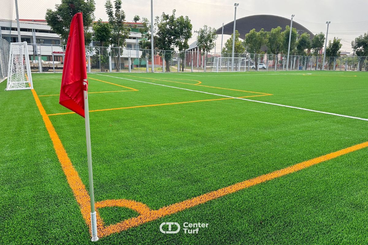 ส่งมอบสนามฟุตบอลหญ้าเทียมพร้อมงานก่อสร้างไปเป็นที่เรียบร้อยCENTER TURF รับสร้างสนามฟุตบอลหญ้าเทียมคุณภาพตรงตามมาตรฐานการใช้งานระดับ FIFA