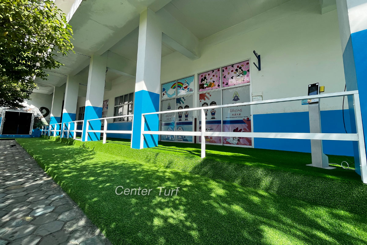 ติดตั้งหญ้าเทียมรอบอาคารเรียน @โรงเรียนต้นแก้วผดุงพิทยาลัย