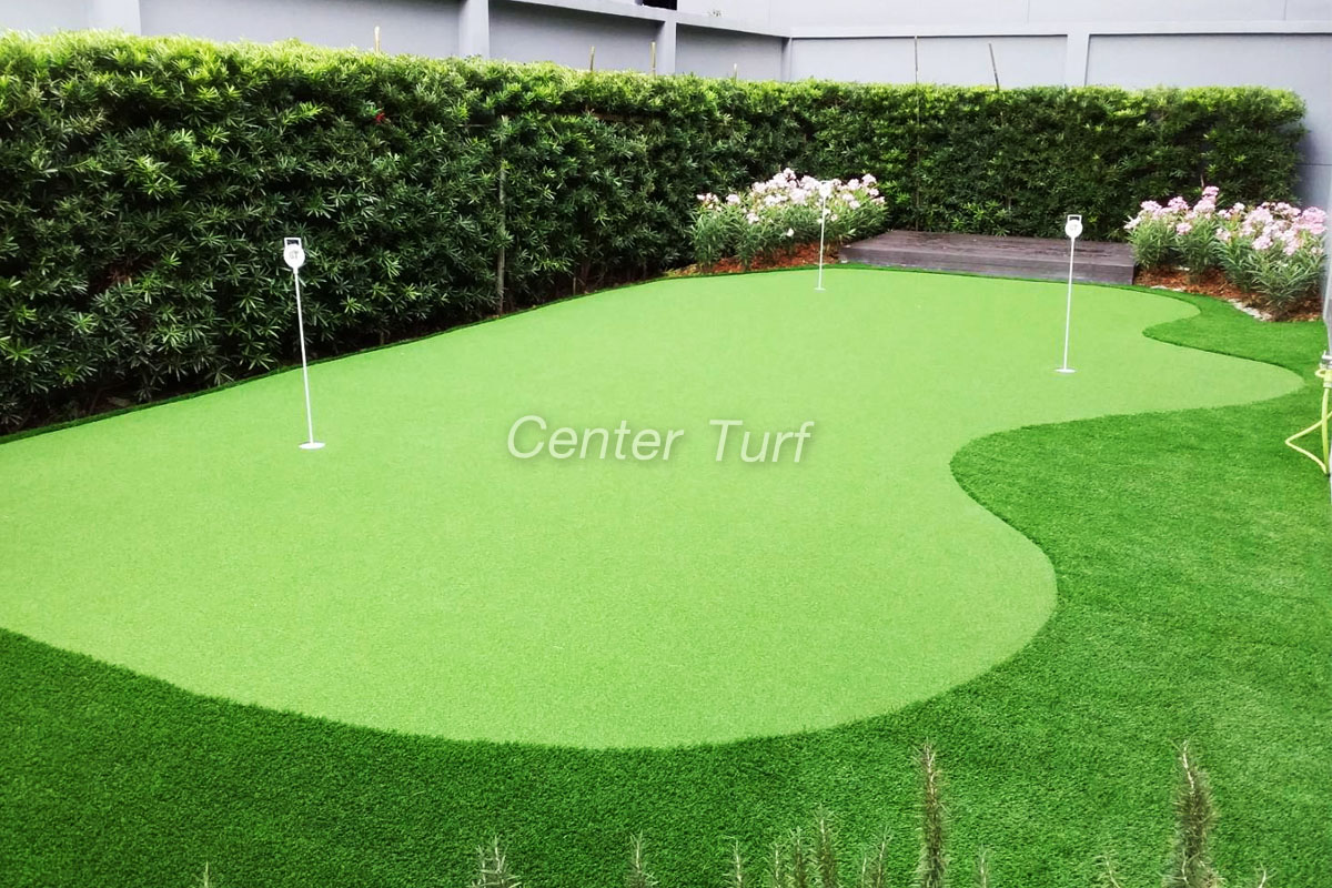 งานออกแบบสวยๆ และทำพัตติ้งกรีนที่ตัดโค้งให้ดูสมูทๆ ไปกับพื้นที่แบบนี้ ต้องใช้ช่างมืออาชีพเท่านั้น