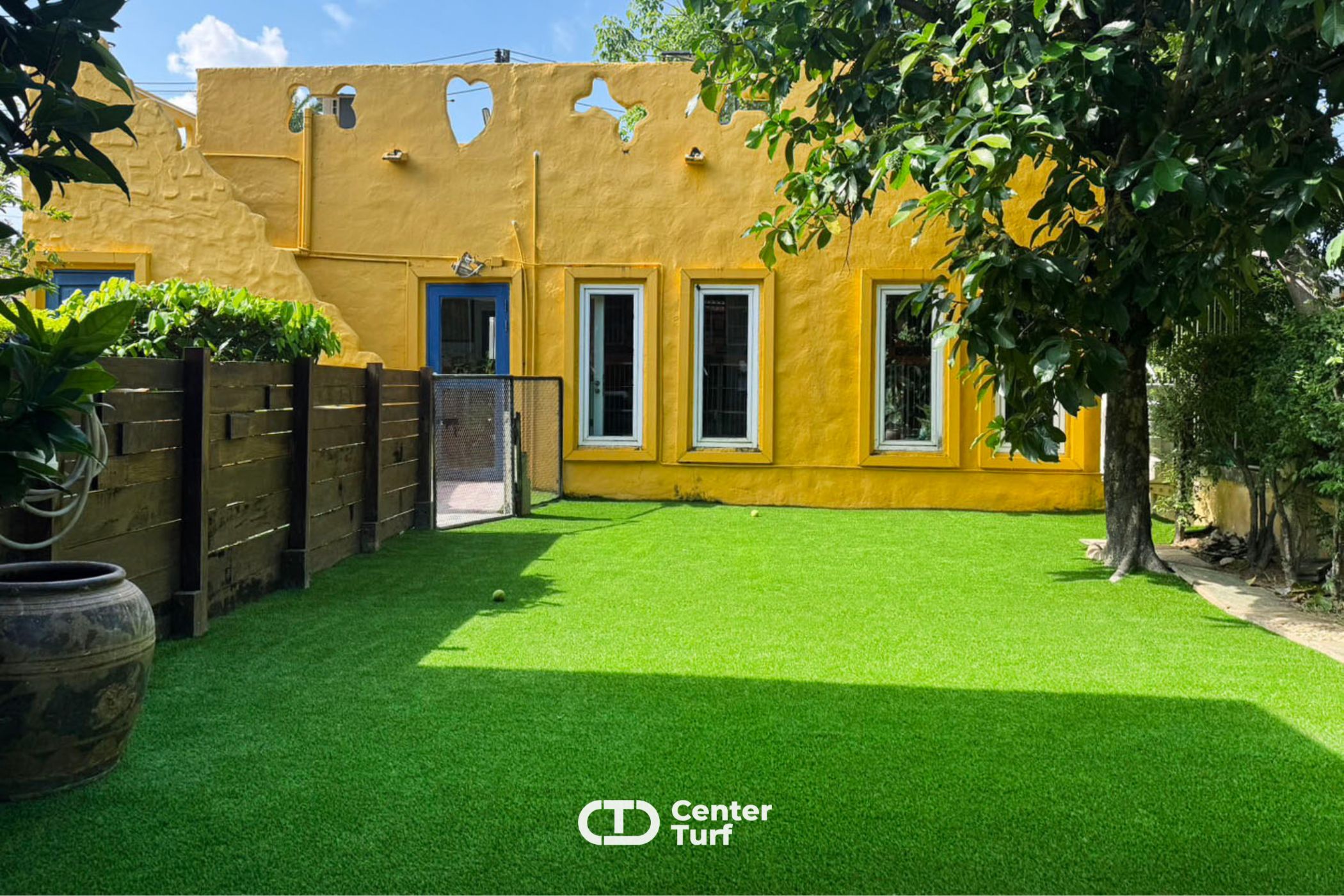 หมดปัญหาพื้นเลอะจากฝน ขุดดินกระจาย หรือหญ้าเหี่ยวเฉา แถมยังมีพื้นที่ให้เขาวิ่งเล่นได้ทุกวัน