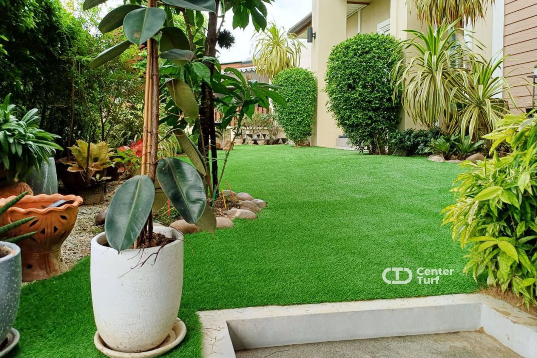 งานจัดสวนหญ้าเทียมบนพื้นดิน ด้วยหญ้าเทียมความสูง 30 มม.